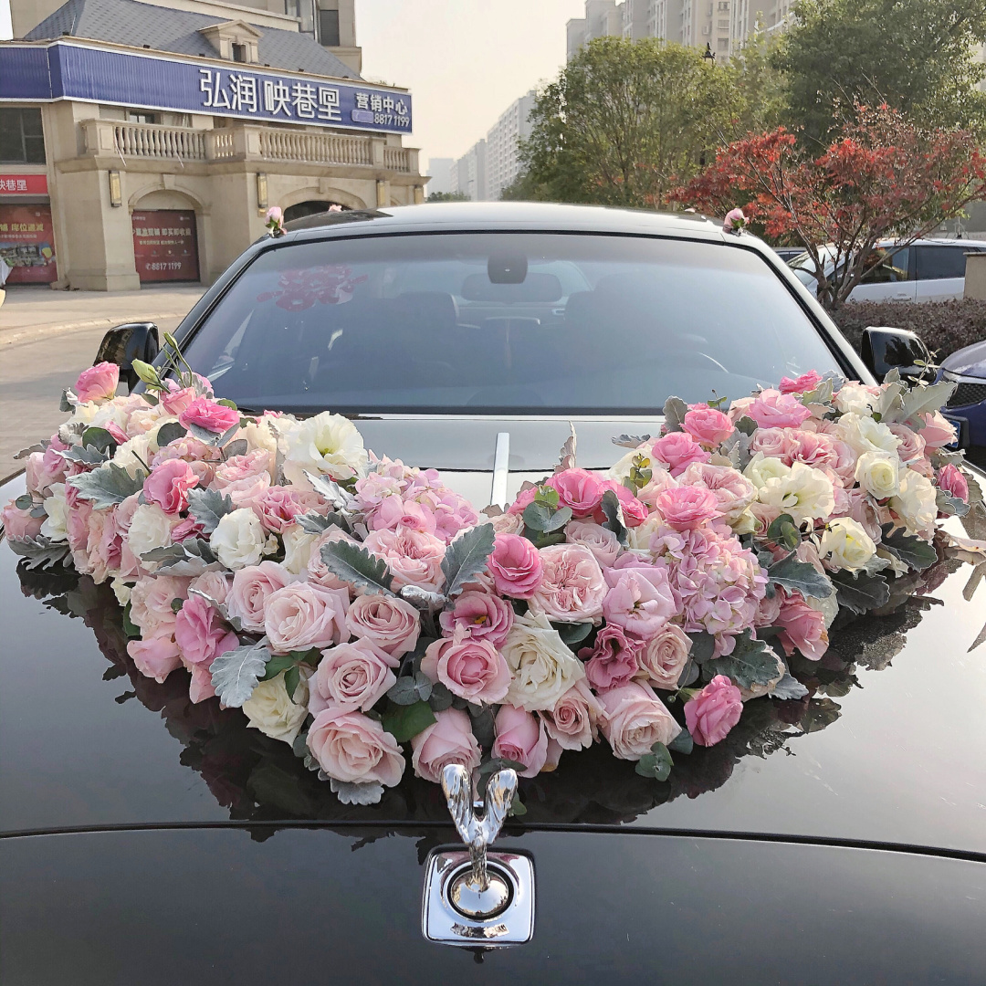 v型婚车手捧套餐1599:玫瑰 郁金香  桔梗 洋甘菊 非洲菊 尤加利